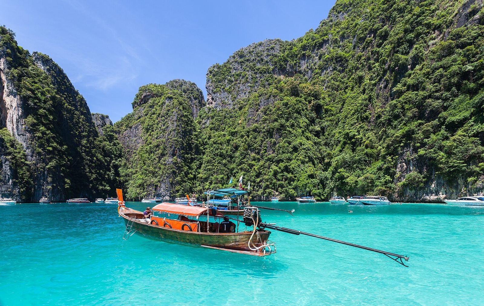 Longtail-Boot vor Ko Phi Phi Le